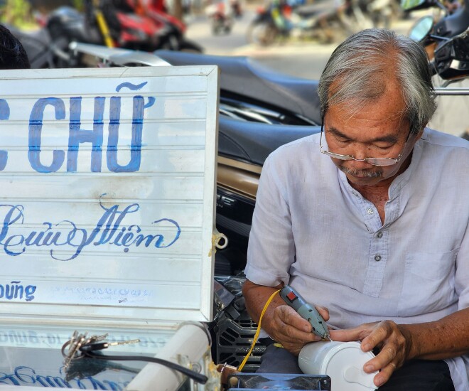 Ông cũng từng khắc chữ trên chiếc bút vàng, đính kim cương trị giá hàng chục nghìn USD, mỗi khi nhận đề bài khó ông phải nghiền ngẫm rất lâu mới quyết định để đặt bút xuống và khắc lên các đồ dùng những dòng chữ nắn nót.