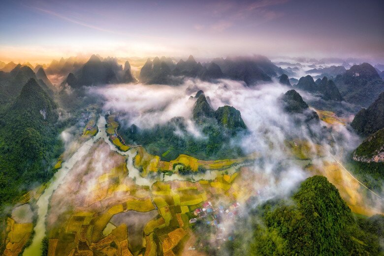 Khung cảnh này đặc biệt ấn tượng khi sương sớm buông xuống, mờ ảo và tĩnh lặng, mang đến cho du khách cảm giác như lạc vào chốn thần tiên. Đến đây vào mùa gặt, du khách còn có thể thưởng ngoạn cảnh sắc làng quê bình dị, khi người dân tất bật thu hoạch lúa giữa những cánh đồng lúa vàng rực rỡ.