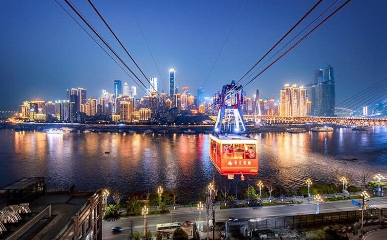 Đi cáp treo vượt dòng Dương Tử còn mang lại cảm giác thú vị khi nhìn thấy nhịp sống sôi động của Trùng Khánh từ trên cao.