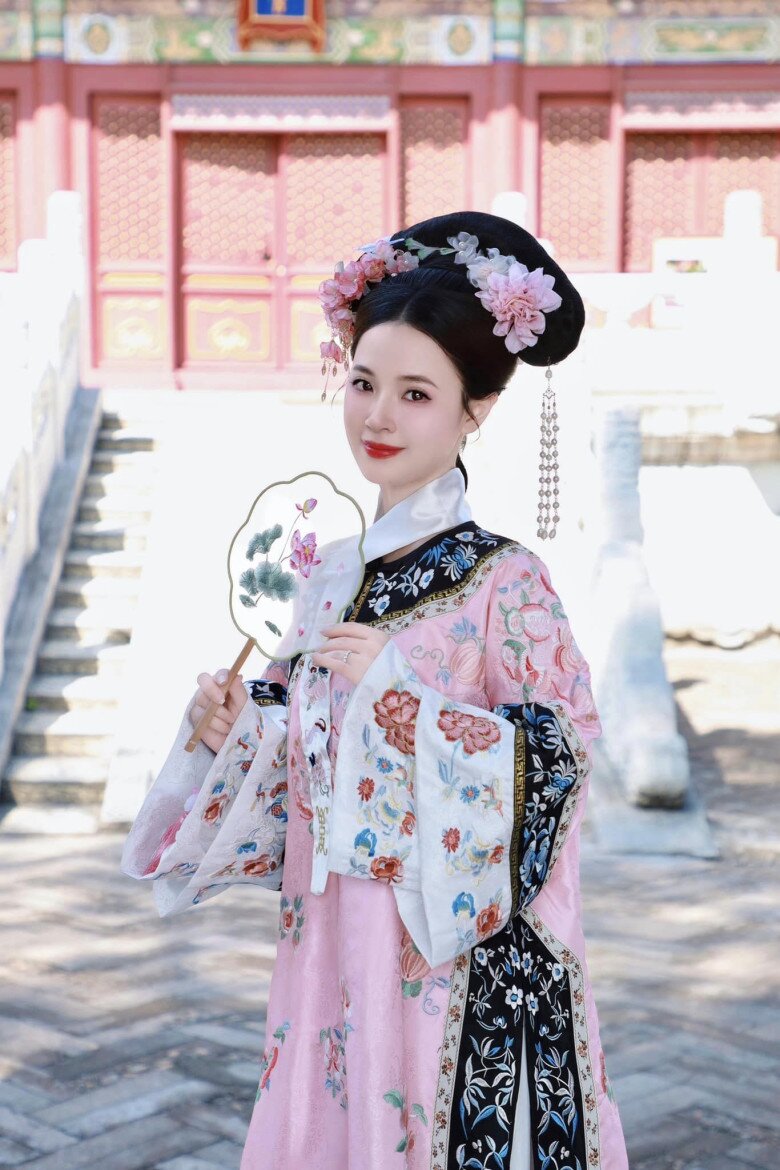 Midu cũng vừa đặt chân đến phim trường Hoành Điếm, tranh thủ biến hình, được khán giả dành lời khen giống với Tiểu Yến Tử.