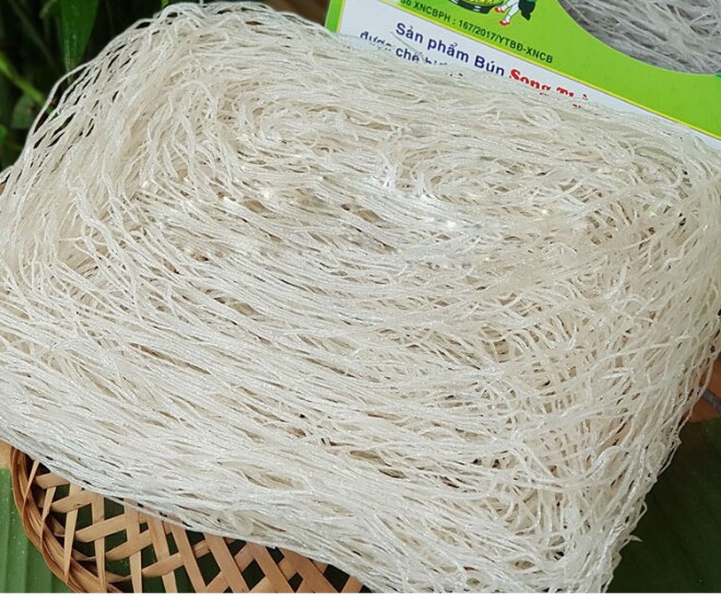 Điểm đặc biệt của loại bún dâng vua là sử dụng nguyên liệu chính là đậu xanh, trung bình khoảnh 4-5kg đậu xanh sẽ làm ra khoảng 1kg bún thành phẩm. Để có được sợi bún mềm dai, người làm phải qua nhiều bước chế biến phức tạp từ làm bột, vắt thành sợi cho đến phơi khô. 