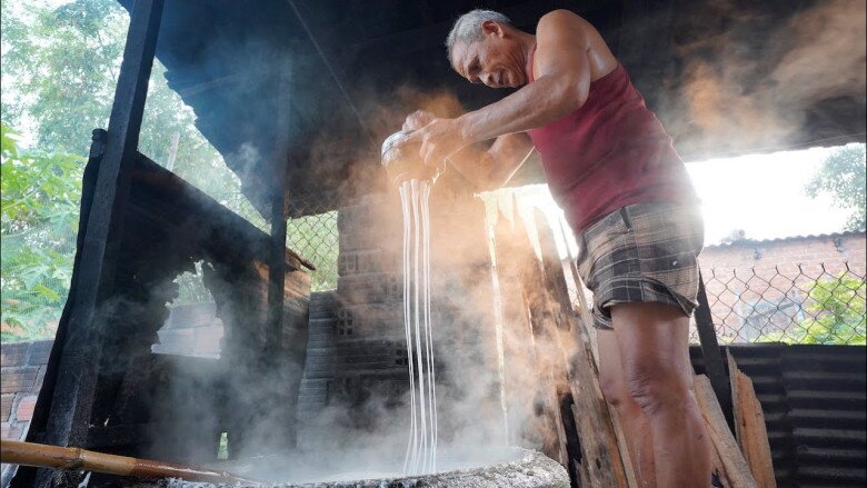 Để làm bún Song Thằn đòi hỏi sự kiên nhẫn, tỉ mỉ của người thợ. Họ phải thức khuya để xay bột, canh những đợt nắng buổi sáng để vội vã phơi bún để tạo ra thành phẩm.