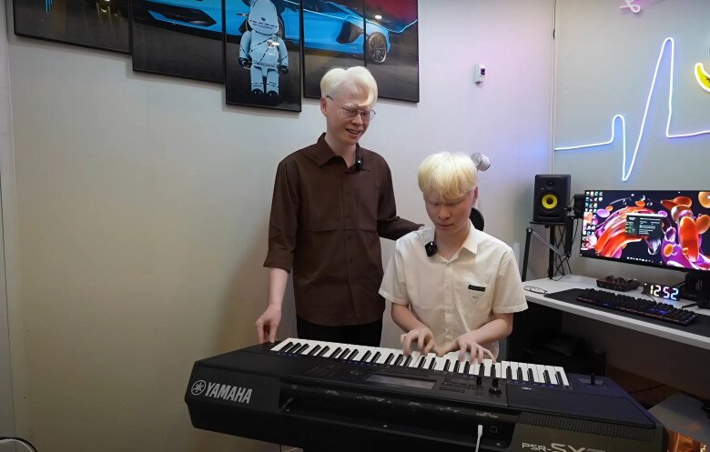 Ngoài đam mê ca hát, với sở thích công nghệ, hai anh em còn sáng tạo phần mềm thu âm trên máy tính, kinh doanh các dụng cụ chuyên livestream.