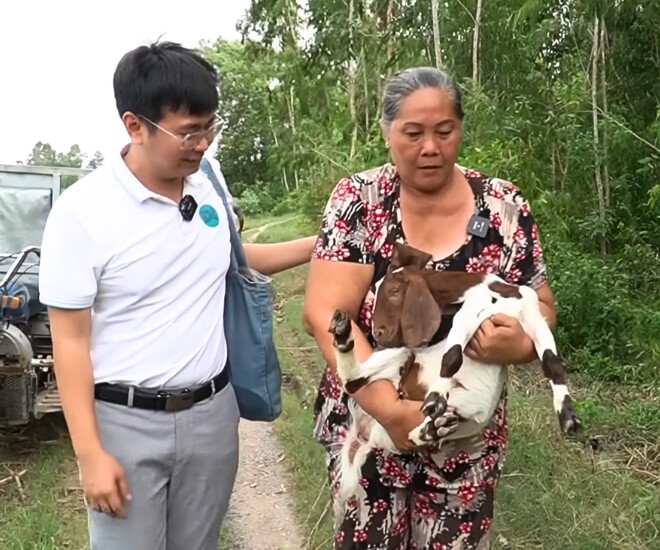 Theo cô Hà thống kê trang trại của cô đang nuôi hơn 200 chú chó, gần 100 chú mèo, 6 con dê, 10 con heo, 1 bầy gà, bồ câu và 1 chú bò được người quen tại Hoà Bình nhờ cưu mang, giúp đỡ.