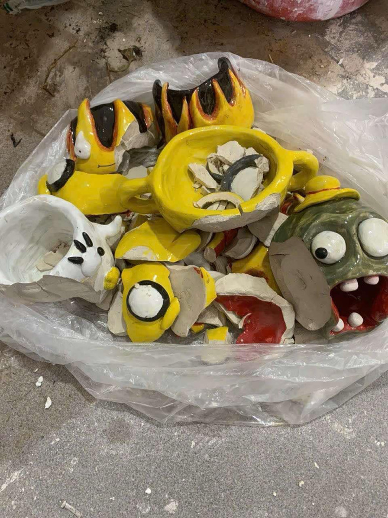 Đôi khi chỉ cần sơ suất trong quá trình nung hay tô màu cũng có thể khiến các tác phẩm hư hỏng.