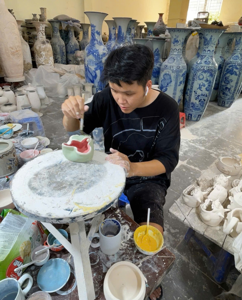 Để kịp số lượng đơn hàng, có những ngày anh Long thức trắng nguyên đêm để nặn đất, nung gốm.