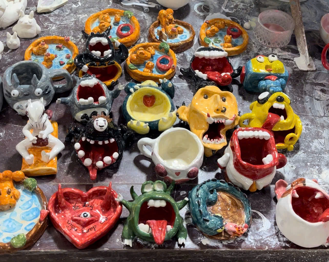 Các sản phẩm của anh Long được khách hàng ưa thích nhờ thiết kế độc đáo, khác lạ và độ khan hiếm nhất định. Những khách hàng trẻ tuổi đến tìm mua đều là người thích hàng thủ công được làm với số lượng ít, thể hiện được cá tính riêng.