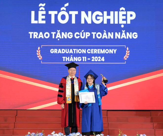 Thuý Phượng không khỏi bất ngờ khi trở thành thủ khoa của ngành. Thời điểm đứng trên bục vinh danh, nữ sinh tiết lộ cảm giác lúc đó lâng lâng khó tả, phải loay hoay một lúc mới định hình phương hướng để chụp ảnh cùng bằng khen danh giá.