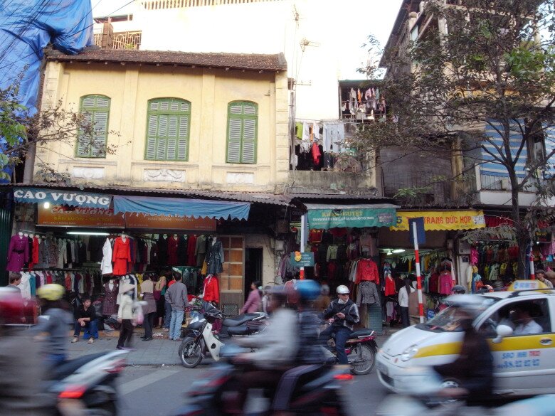 Phố Hàng Đào ngày nay là nơi giao thương quan trọng trong khu vực phố cổ.