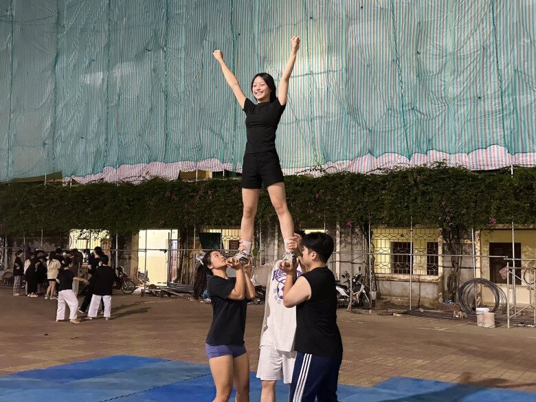 Để đạt được thành tích ấn tượng, các vận động viên phải luyện tập cẩn thận và thực hiện từng động tác một cách chính xác.