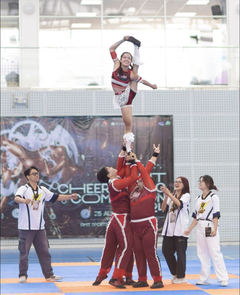 Tinh thần đồng đội được thể hiện rõ ràng nhất trong các động tác xây tháp và xoay người trên không.