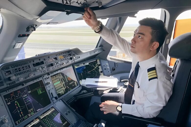 Các phi công tương lai luôn được rèn luyện rất kỹ, đồng thời luôn phải tuân thủ những quy tắc khắc nghiệt về sức khỏe, trình độ. Đến khi đã trở thành phi công chính thức, để giữ được bằng lái, mỗi năm các phi công phải trải qua từ 1 đến 2 đợt khám sức khỏe và 6 kỳ thi chuyên môn.