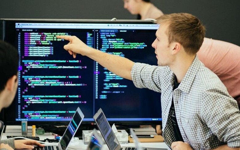 Lĩnh vực này có mức thu nhập cao nhưng đổi lại áp lực về khối lượng công việc, kiến thức về các ngôn ngữ lập trình là điều mà sinh viên nên cân nhắc trước khi chinh phục con đường trở thành lập trình viên.