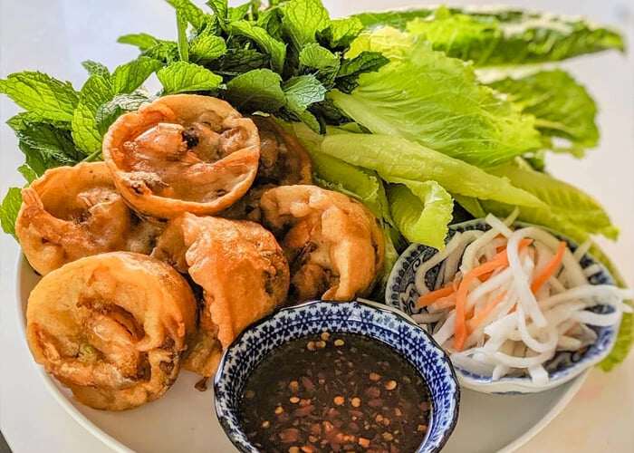 Điểm đặc biệt của bánh cống nằm ở lớp vỏ giòn tan và phần nhân đầy đặn, được chế biến kỳ công.
