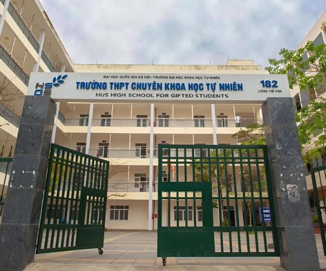 Tuy diện tích khá khiêm tốn so với những trường chuyên khác trên địa bàn TP. Hà Nội song trường vẫn đầu tư trang thiết bị đầy đủ phục vụ công tác học tập, thí nghiệm.