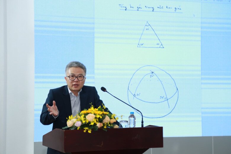 Giáo sư Ngô Bảo Châu cũng là cựu học sinh của trường, ông từng đạt huy chương Vàng Olympic Toán các năm 1988 và 1989, giành giải thưởng Fields năm 2010, hiện là Giáo sư Toán học tại Đại học Chicago, đồng thời là Giám đốc khoa học Viện Nghiên cứu Cao cấp về Toán của Việt Nam…