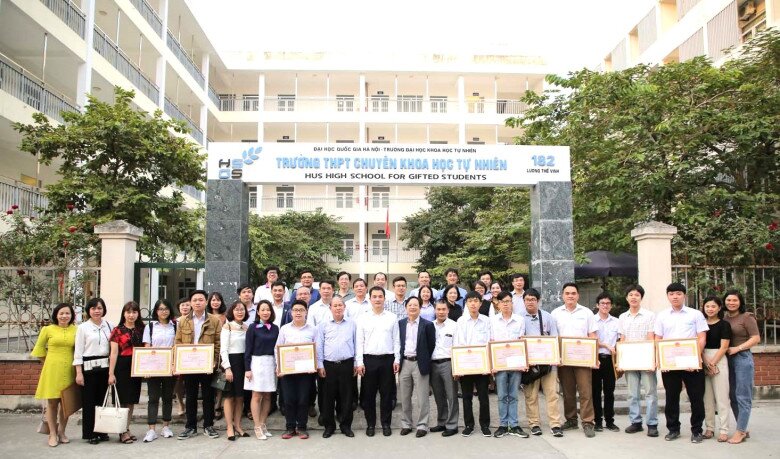 Nhà trường chú trọng công tác giảng dạy, tuyển chọn toàn nhân tài để dẫn dắt các thế hệ học sinh.
