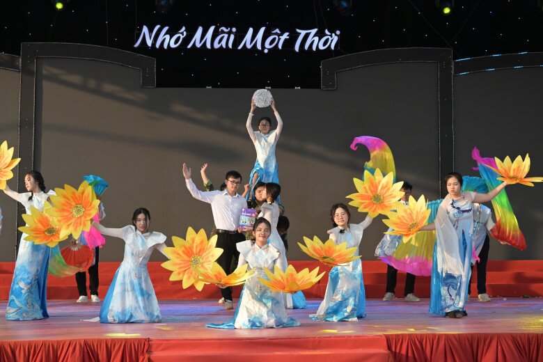 Học sinh của trường còn tích cực tham gia hoạt động ngoại khóa, trau dồi kỹ năng sống.