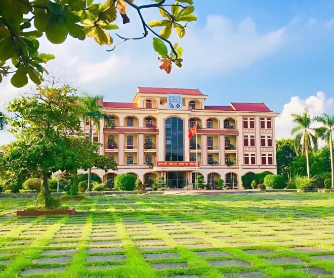 Giai đoạn từ năm 2007 - nay, trường được dời về địa điểm mới tọa lạc trên đường Nguyễn Văn Linh (phường Tân Bình), xây dựng trên mảnh đất có tổng diện tích gần 32ha với khuôn viên rộng lớn, rợp bóng cây xanh thích hợp cho những buổi hoạt động ngoại khóa. 
