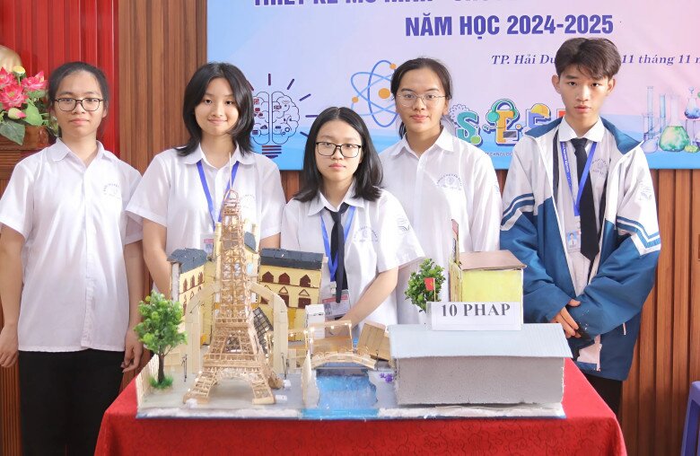Là ngôi trường hàng đầu tỉnh Hải Dương, hàng năm học sinh liên tục báo tin vui nhờ những giải thưởng danh giá cấp khu vực, quốc gia.