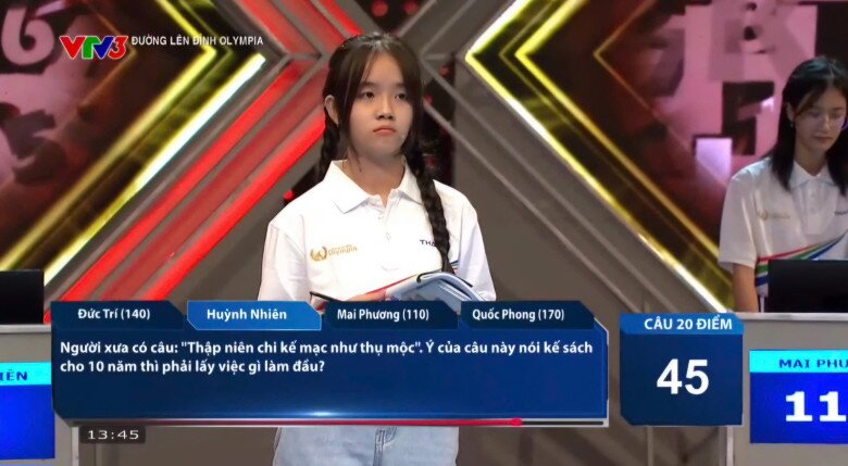 Huỳnh Nhiên bứt phá ngoạn mục khi liên tục đưa ra câu trả lời đúng. Nữ sinh Hậu Giang ghi dấu ấn khi xuất sắc trả lời câu hỏi bằng tiếng Anh, tổng điểm là 95 điểm sau phần Về đích.