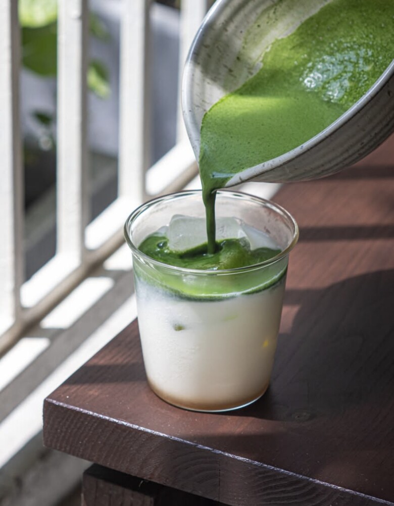 Nếu muốn thử điều gì mới mẻ, Hojicha Latte chính là gợi ý hoàn hảo. Sự giao thoa giữa trà xanh rang thơm phức và vị sữa dịu dàng. Những món uống tại đây tuy không cầu kỳ về hình thức, nhưng lại chinh phục thực khách bởi hương vị tinh tế, vừa vặn.