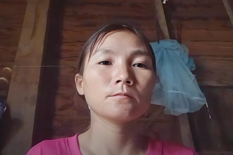 Con gái bà Ngọc năm nay đã 30 tuổi, trong trí nhớ của cô gái trẻ là những hình ảnh đau lòng về chuyện gia đình tan vỡ. Hiện tại, cô đã quen với nhịp sống của người Ê Đê, tuy không biết viết chữ nhưng cô có thể giao tiếng bằng tiếng địa phương với ba mẹ hay những người trong buôn.