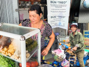 Kỳ lạ quán bún treo của “má Hồng ở Sài Gòn: Chấp nhận lỗ vốn để trao sự tử tế cho người lao động nghèo...