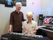 Tin tức - Cặp song sinh ở Hà Tĩnh mắc bệnh hiếm gặp, bị nhầm là "người Tây", bỏ ngoài tai lời chê bai để lan toả nghị lực sống