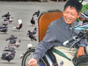 Ở Sài Gòn có một người đàn ông kỳ lạ, hơn 20 năm làm bạn, dành tiền bán vé số mua thức ăn cho chim trời