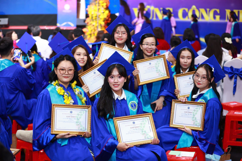 Sinh viên ngành Quản trị - Luật có thể làm việc trong cơ quan nhà nước hoặc các doanh nghiệp, công ty từ trong nước lẫn ngoại quốc. Với kiến thức ở hai lĩnh vực Quản trị kinh tế và Luật pháp thì cử nhân hoàn toàn dễ dàng kiếm được công việc phù hợp.