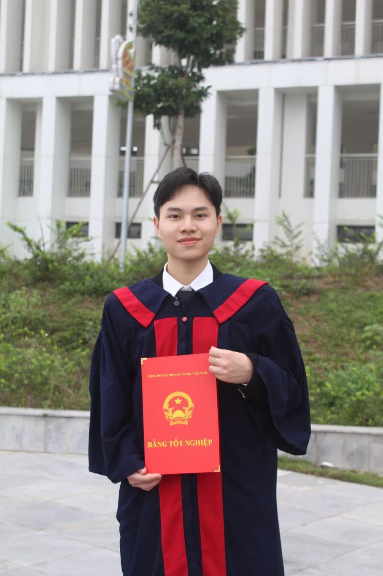 Trong kỳ thi THPT Quốc gia 2024, em Cao Hà Minh - cựu học sinh lớp 12 Chuyên Hoá đạt 29,40 điểm (môn Toán đạt 9,4, môn Sinh và Hoá đạt điểm tuyệt đối) trở thành Thủ khoa khối B00 toàn tỉnh, Á khoa khối B00 toàn quốc. 