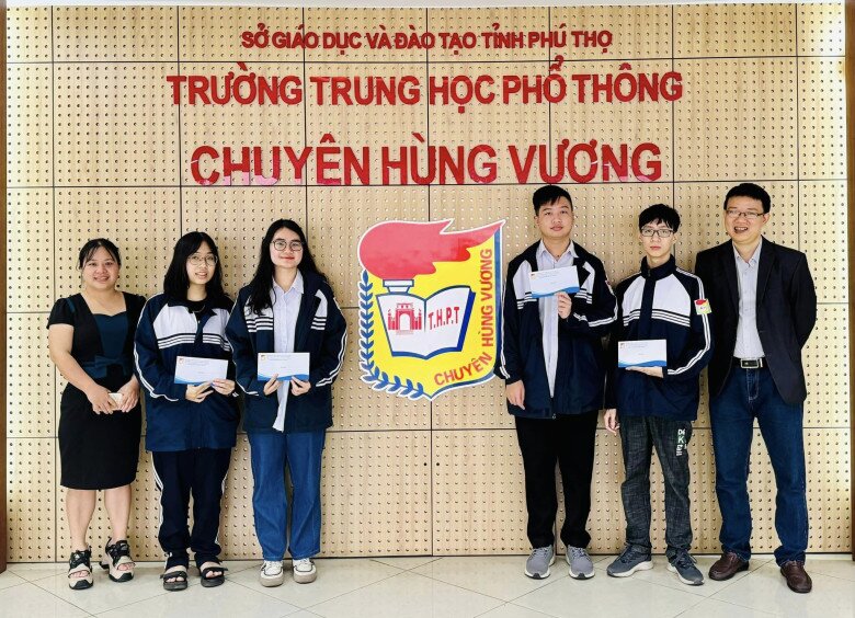 Nhờ đầu tàu là giáo viên giàu kinh nghiệm, nhiệt huyết trong công tác giảng dạy nên học sinh của trường luôn đạt thành tích cao từ cuộc thi trong nước đến quốc tế.