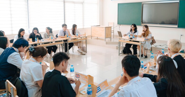 Các CLB trong ngôi trường chuyên này luôn năng động, tổ chức nhiều sự kiện thường niên cho phép học sinh mở rộng tư duy, trình bày quan điểm cá nhân về các sự việc đang diễn ra tại Việt Nam và trên thế giới.