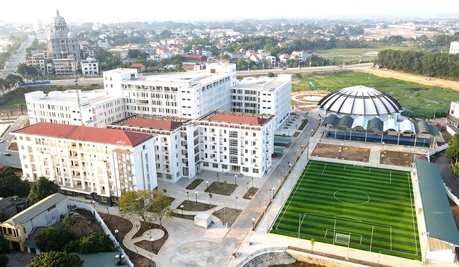 Trường có diện tích rộng lớn, sở hữu hội trường, nhà thi đấu, sân bóng đá hiện đại, phục vụ học tập, rèn luyện thể thao của học sinh.