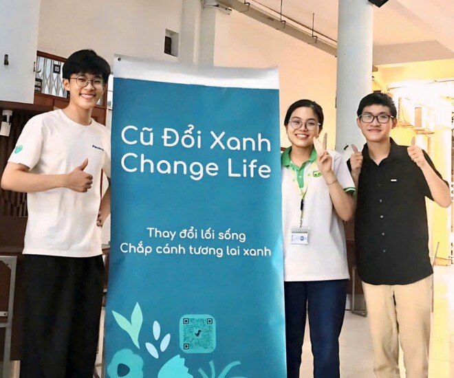 Quốc Huy (bên trái) rất vui và hạnh phúc khi kết nối cùng những người bạn có chung lý tưởng, muốn bảo vệ môi trường nên tất cả đã đồng hành, phát triển dự án Cũ Đổi Xanh.