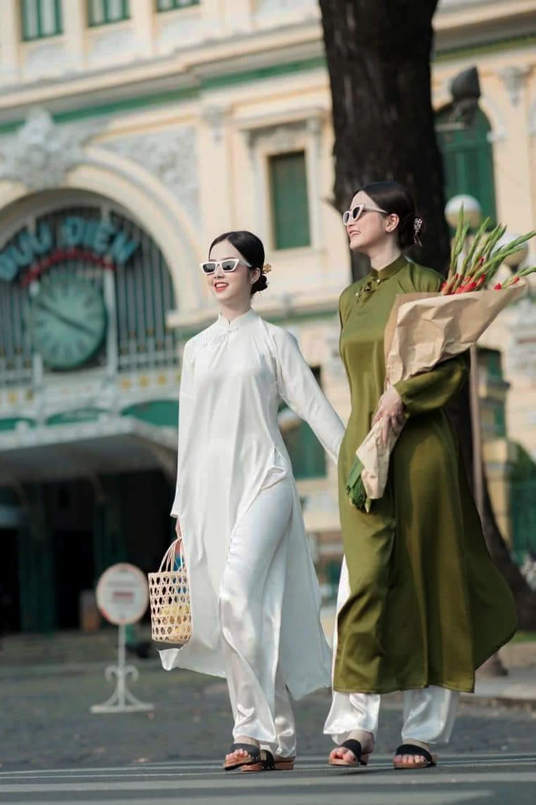 Bưu điện Sài Gòn chính thức được khánh thành vào năm 1863. Những lá thư đầu tiên chính thức được phát hành gửi từ Sài Gòn đi khắp các tỉnh thành và khắp nơi trên thế giới. 