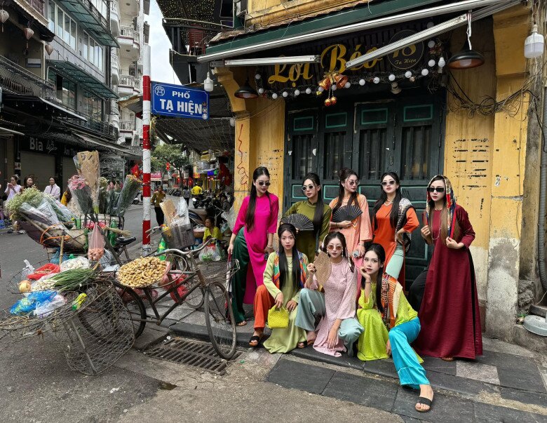 Con phố Tạ Hiện nổi tiếng mỗi mùa xuân đến lại khoác lại vẻ đẹp cổ kính, đậm nét truyền thống.