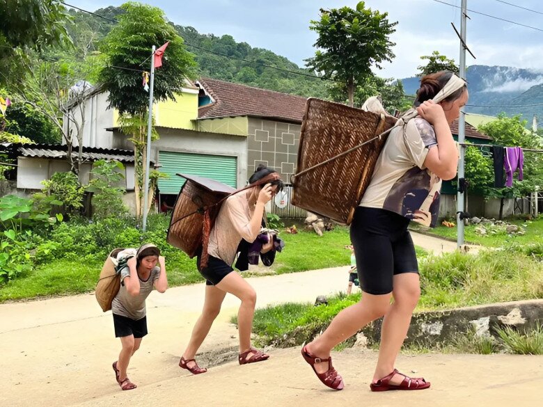 Mùa mưa đến, phụ nữ sống ở các buôn, làng lại rủ nhau vào rừng săn lộc.