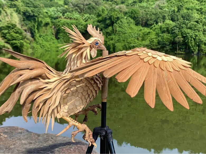 Ngoài ra, anh còn sáng chế ra những mô hình có thể chuyển động như con ong có thể hoạt động phần cánh khi gặp gió, chuồn chuồn tre đứng bằng một chân... Tất cả đều do bàn tay khéo léo của anh Dư thực hiện thủ công, không sử dụng công nghệ hay hỗ trợ từ các thiết bị điện tử. 