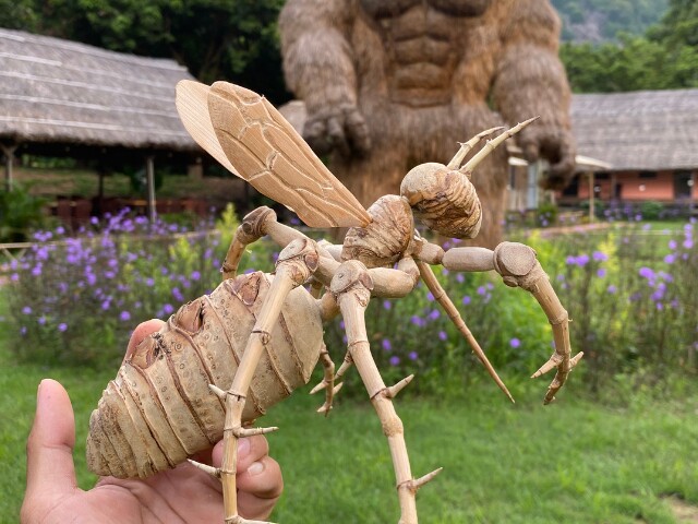 Đặc trưng của các nguyên vật liệu mà anh Dư lựa chọn là cứng cáp, chắc chắn nhưng khi vào đôi bàn tay của anh lại mềm mại, uyển chuyển đến khó tin.