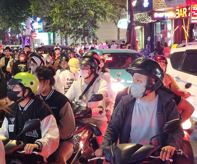 Tình trạng ùn ứ, di chuyển chậm chủ yếu xảy ra tại một số tuyến đường như Tôn Đức Thắng, Đồng Khởi, Hai Bà Trưng, Hồ Tùng Mậu, Đinh Tiên Hoàng... do các tuyến đường này dẫn đến các điểm có thể xem bắn pháo hoa.