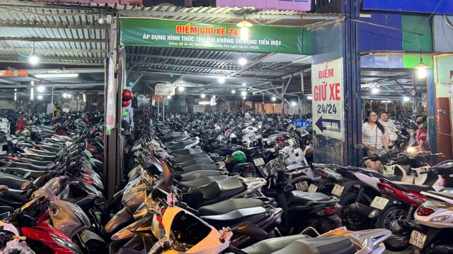 Các bãi giữ xe luôn trong tình trạng quá tải.