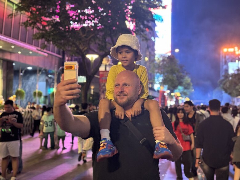 Nhiều du khách nước ngoài đến Phố đi bộ Nguyễn Huệ để theo dõi chương trình giải trí và ngắm pháo hoa.