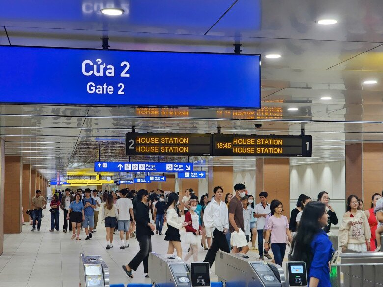 Nhiều người dân chọn tuyến Metro số 1 làm phương tiện di chuyển để ra Phố đi bộ Nguyễn Huệ, công viên bờ sông Sài Gòn ngắm pháo hoa.