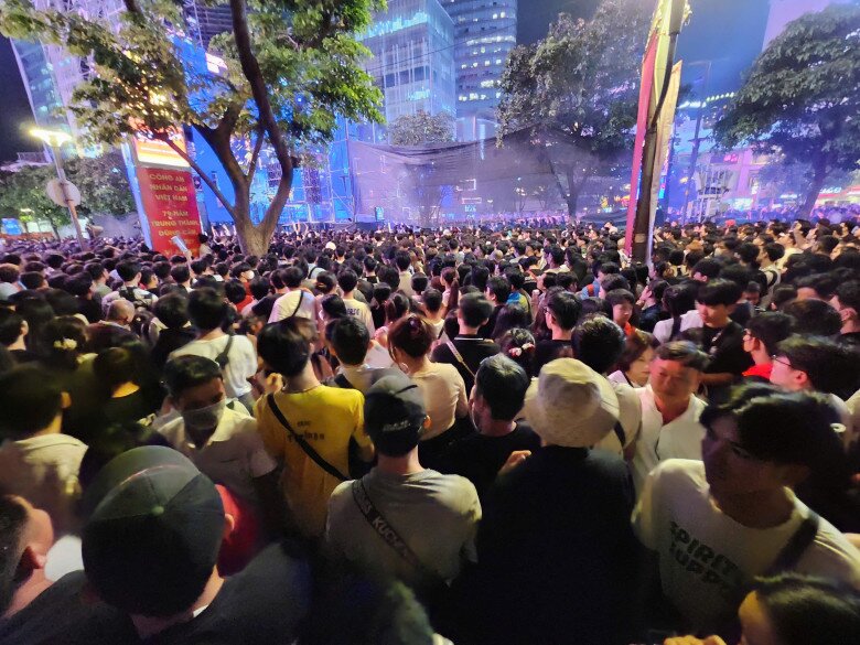 Dòng người chật kín đứng ở Phố đi bộ Nguyễn Huệ chờ xem các phần trình diễn ca nhạc.