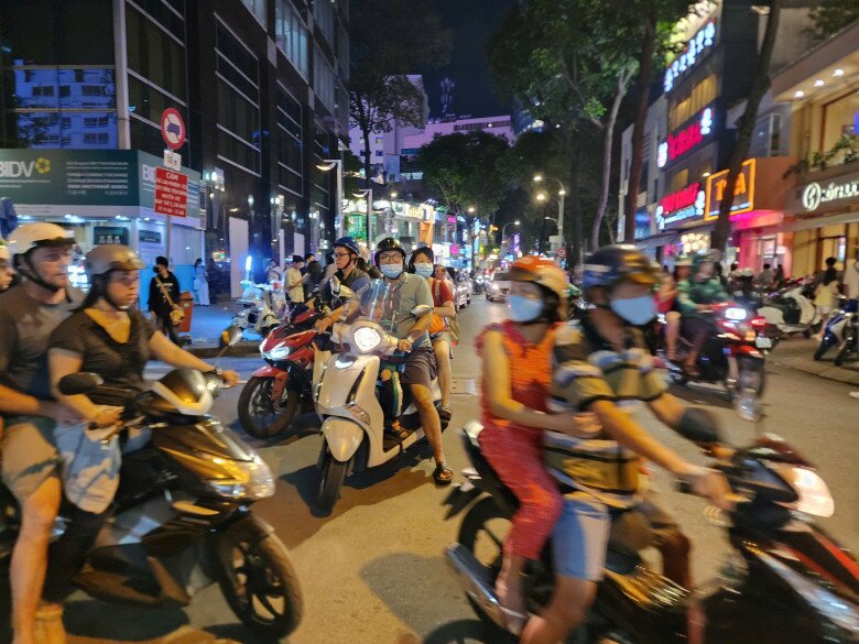 Tuy còn rất sớm để đến giờ bắn pháo hoa nhưng một số địa điểm gửi xe như bến Bạch Đằng, bảo tàng Tôn Đức Thắng đã hết chỗ. Người dân chật vật tìm kiếm chỗ gửi xe khác với mức giá cao hơn.