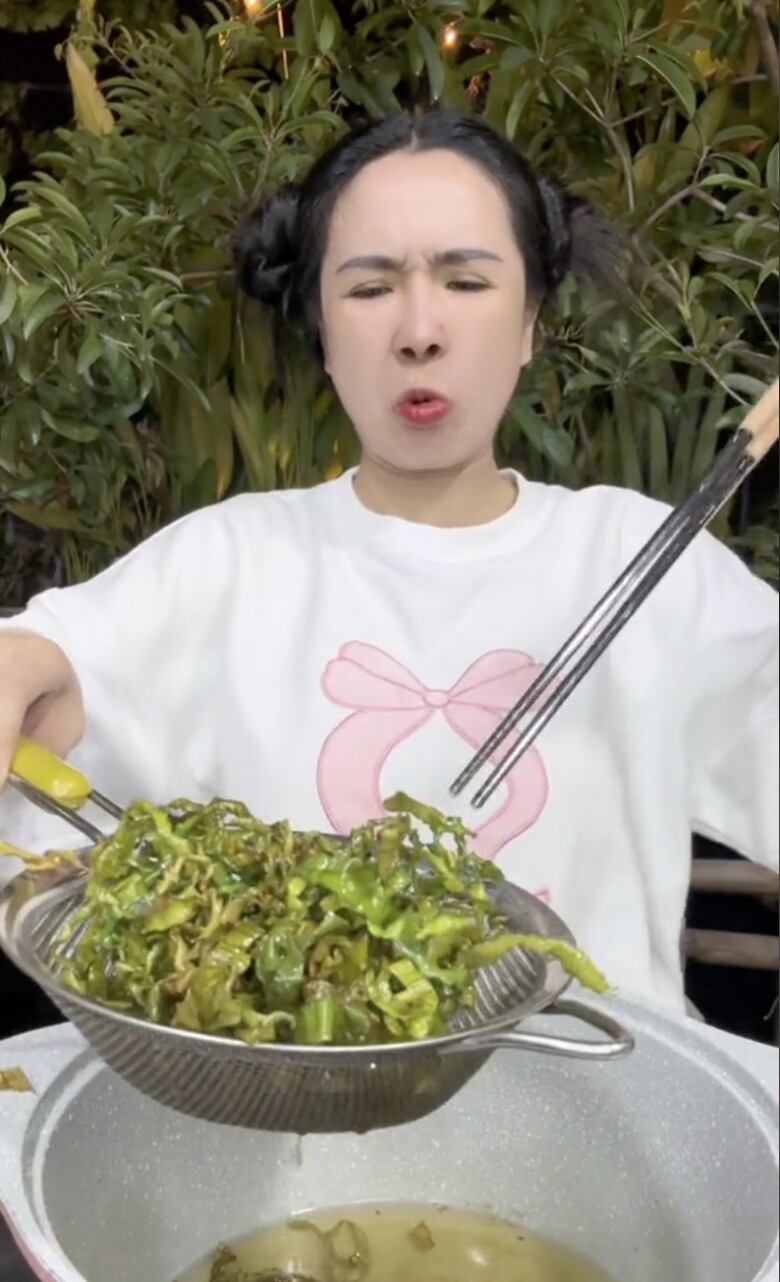 Lá chuối chiên giòn xâm chiếm mxh 10 người ăn 9 người nhăn mặt netizen hoảng hốt khó vậy cũng nghĩ ra - 2