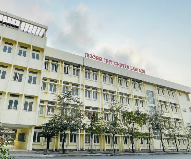Năm 1931, trường bắt đầu đi vào hoạt động với tên gọi Collège de Thanh Hóa. Trải qua nhiều lần đổi tên, đến nay trường mang tên Lam Sơn và là trường chuyên duy nhất của mảnh đất xứ Thanh. 