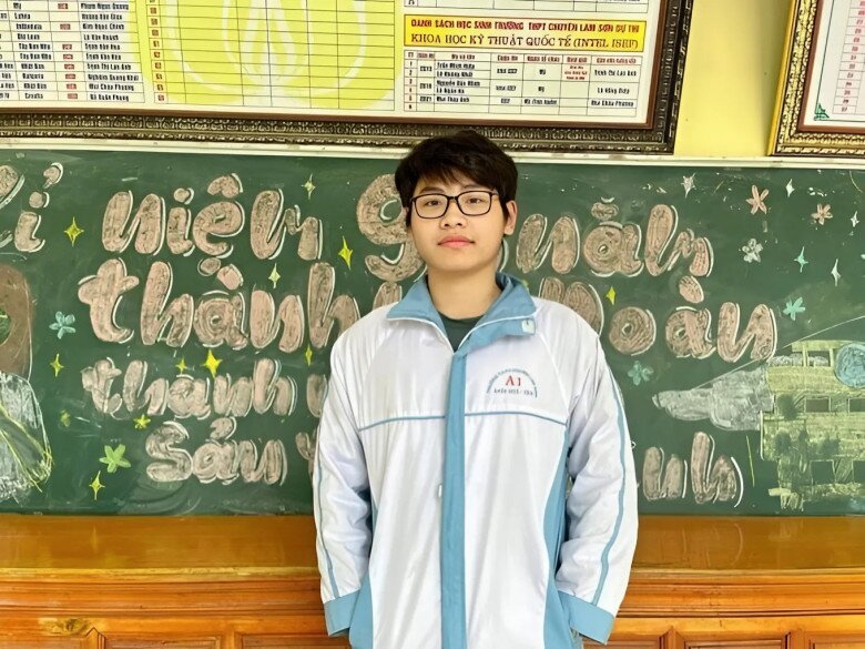 Nguyễn Khương Duy (lớp 11 chuyên Anh) từng làm cộng đồng mạng không khỏi choáng ngợp khi xuất sắc lọt vào top 1% thí sinh có điểm bài thi SAT cao nhất thế giới với số điểm 1590/1600. 